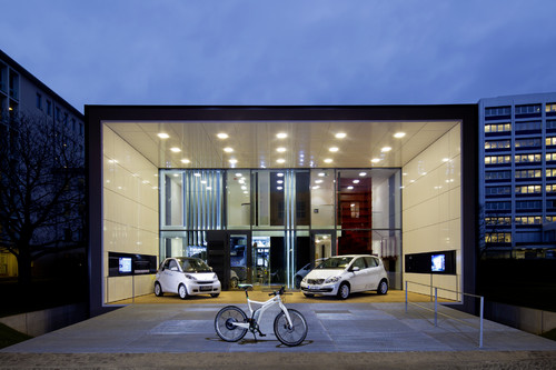 Ab März 2012 stehen den Bewohnern des „Effizienzhaus-Plus“ ein Mercedes-Benz A-Klasse E-Cell, ein Smart Fortwo Electric Drive der zweiten Generation und ein Smart Ebike zur Verfügung.