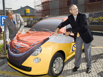 ADAC-Präsident Peter Meyer (rechts) und RWE-Vorstandsvorsitzender Dr. Jürgen Großmann enthüllen den Karabag 500 E.