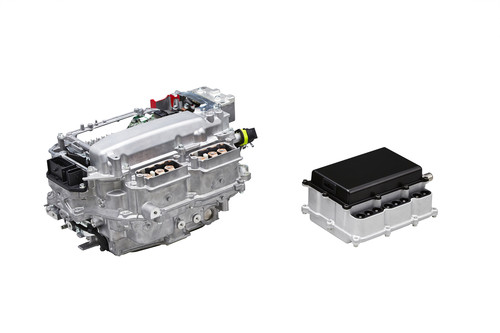 Aktuelle (links) und geplante Leistungsregelungseinheit (PCU) in Toyota-Hybridmodellen.