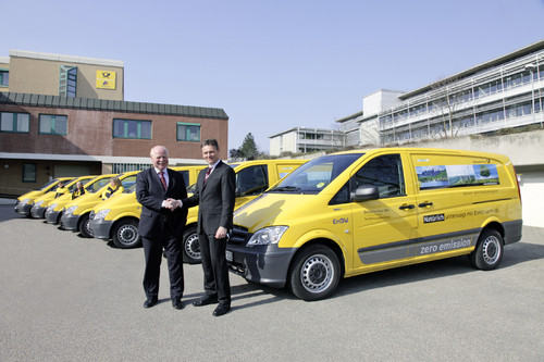 Andreas Burkhart, Leiter Vertrieb und Marketing Mercedes-Benz Vans und links Uwe Brinks, Bereichsvorstand der Deutschen Post DHL.