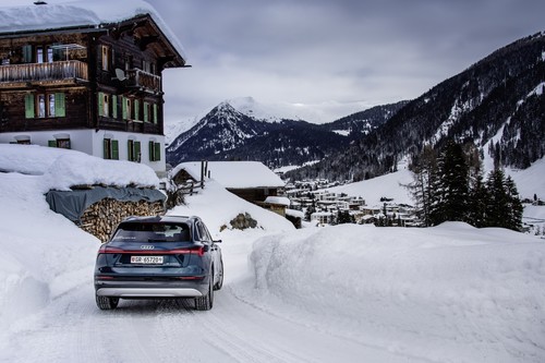 Audi e-Tron als Shuttlefahrzeug beim Weltwirtschaftsforum in Davos.