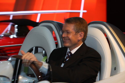 Auftritt bei der Mercedes-Benz-Pressekonferenz: Entwicklungsvorstand Thomas Weber am Steuer des Smart Forspeed.