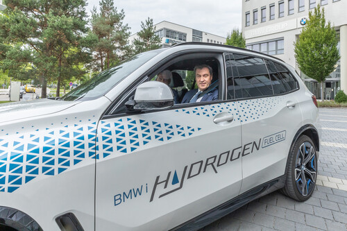 Bayerns Ministerpräsident Markus Söder im BMW iX5 Hydrogen.