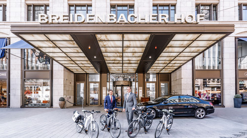 Björn Stremme (links) vom „Breidenbacher Hof“ übernimmt vier Smart Ebikes von Michael Eßer, Mercedes-Benz-Niederlassung Rhein-Ruhr.