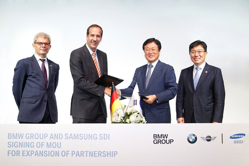 BMW und Samsung haben ein Memorandum of Understanding für die Lieferung weiterer Batteriezellen unterzeichnet (von links): Botschafter Rolf Mafael, BMW-Einkaufsvorstand Dr. Klaus Draeger, Samsung-CEO Sangjin Park und Handels- und Industrieminister Sangjick Yoon.
