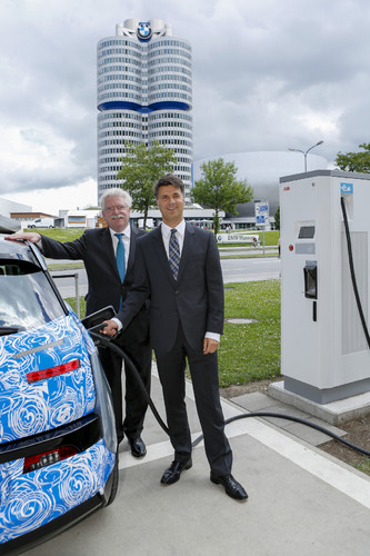 BMW-Vorstand Harald Krüger (rechts) und Bayerns Wirtschaftsminister Martin Zeil beim Laden eines BMW i3 an einer der neuen DC-Schnell-Ladesäulen an der BMW-Welt.
