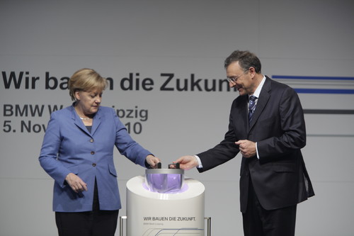 Bundeskanzlerin Angela Merkel und BMW-Chef Norbert Reithofer geben den Startschuss für den Werkausbau in Leipzig.