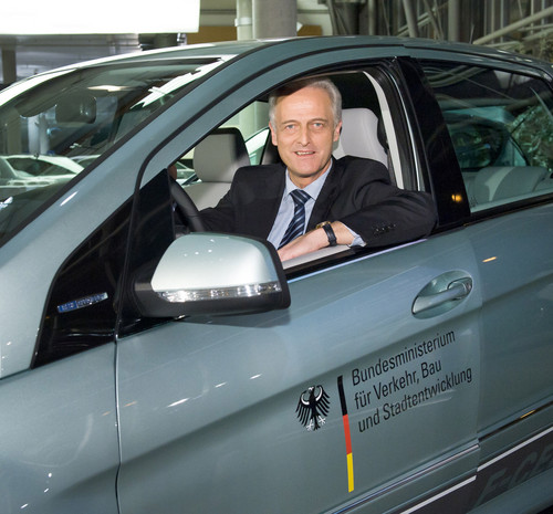 Bundesverkehrsminister Peter Ramsauer übernahm einen Mercedes-Benz B-Klasse F-Cell für sein Ministerium.