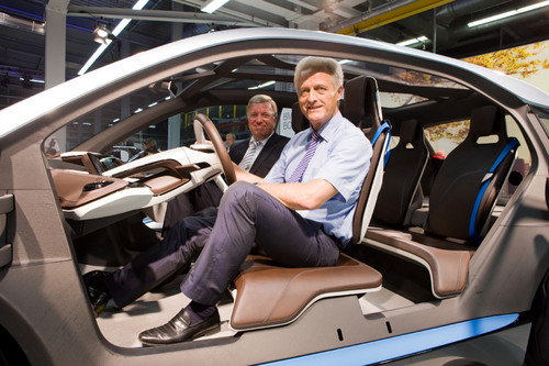 Bundesverkehrsminister Peter Ramsauer und BMW-Produktionsvorstand Frank-Peter Arndt im BMW i3.
