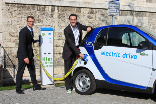 Car2go-Standortmanager Nils Reissig und Marc Fuchs, Leiter Marketing und Kommunikation der Stadtwerke Ulm, beim Wiederaufladen eines Smart Fortwo Electric Drive.
