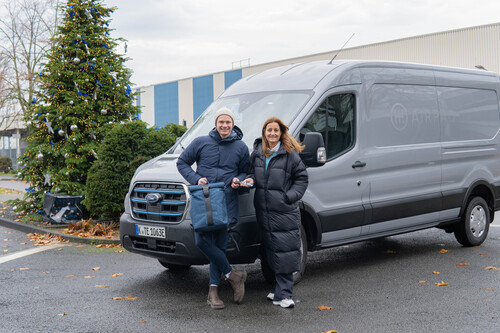 Claudia Vogt, Direktorin Nutzfahrzeuggeschäft Ford Deutschland, Österreich und Schweiz, übergibt den E-Transit an Airpaq-Gründer Adrian Goosses.