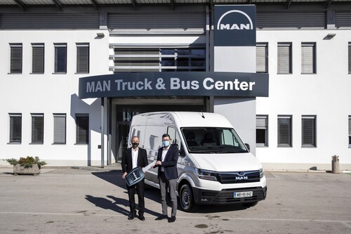 Claus Wallenstein (li.), Geschäftsführer von MAN Truck &amp; Bus Slovenija, und Henkel-Maribor-Geschäftsführer am MAN e-TGE.