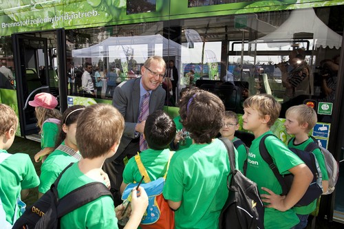 Daimlers Bus-Chef Hartmut Schick erläutert Hamburger Schülern die Zusammenhänge zwischen der Herstellung von Wasserstoff und dessen Verwendung im Mercedes-Benz Citaro Fuel Cell.