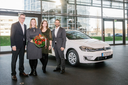 Das 250.00ste Elektroauto von VW wurde von Michael Fröhlich (l.), Leiter Fahrzeugabholung Autostadt, und Francesco Forte (r.), Leiter Kundenmanagement Autostadt, an Sandra Fleischer (2.v.l.) und ihre Begleitung Frederike Gasber übergeben.