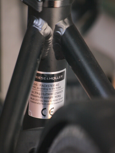 Das CE-Kennzeichen am Rahmen zeigt das zulässige Gesamtgewicht eines E-Bikes.