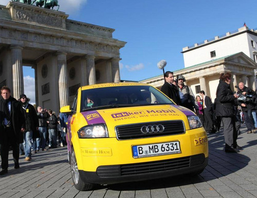 Das Wunder von Berlin: Mehr als 600 Kilometer soll dieser zum Elektroauto umgebaute Audi A2 ohne Nachladen der Batterie geschafft haben. Experten vermuten Täuschung von Minister und Medien.