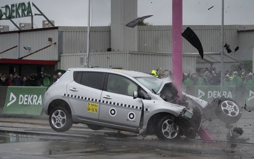 Dekra-Crashtest: Älterer Nissan Leaf beim frontalen Pfahlaufprall mit 85 km/h.