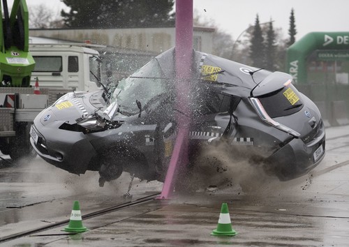 Dekra-Crashtest: Älterer Nissan Leaf beim seitlichen Pfahlanprall mit 75 km/h.