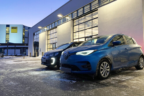 Der ADAC hat in einem Test zwei Elektroautos über Nacht bei Minusgraden mit eingeschalteten Verbrauchern stehen lassen, um einen unfreiwilligen Aufenthalt im Winter im Stau zu simulieren.