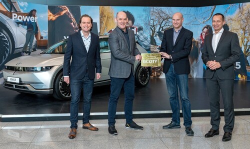 Der Hyundai Ioniq 5 gewinnt den„German Car of the Year 2022“-Award (v.l.): Bernd Hitzemann (CEO AItastic), Michael Cole (Präsident und CEO Hyundai Motor Europe), Jens Meiners (GCOTY) und Jürgen Keller (Geschäftsführer Hyundai Deutschland) bei der Preisübergabe.