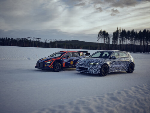 Der Hyundai Ioniq 5 N, hier ein Prototyp bei winterlichen Testfahrten in Schweden, profitiert auch von den Erfahrungen der Ingenieure mt dem i20 N WRC Rallye.