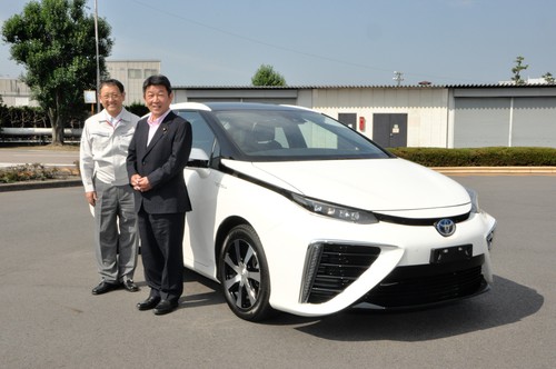 Der japanische Wirtschaftsminister Toshimitsu Motegi (rechts) mit Toyota-Präsident Akio Toyoda am Brennstoffzellenauto.