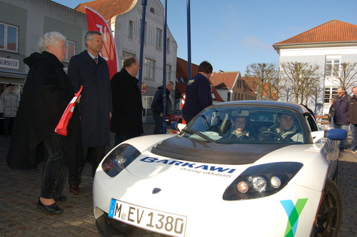 Der Münchener Tim Ruhoff mit Beifahrerin Anna Baumeister hat in einem Tesla Roadster Sport die 1. Nordeuropäische E-Mobil-Rallye gewonnen.