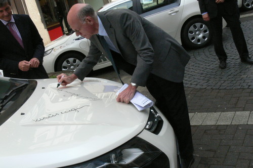 Der Präsident des Deutschen Bundestages, Dr. Norbert Lammert, hat sich in Bochum über das Projekt RUHRAUTOe informiert. Aus Anlass der für Ende Mai geplanten Ausweitung des Car Sharing-Angebotes fuhr und signierte er das erste Fahrzeug am neuen Standort: das Elektroauto Opel Ampera.