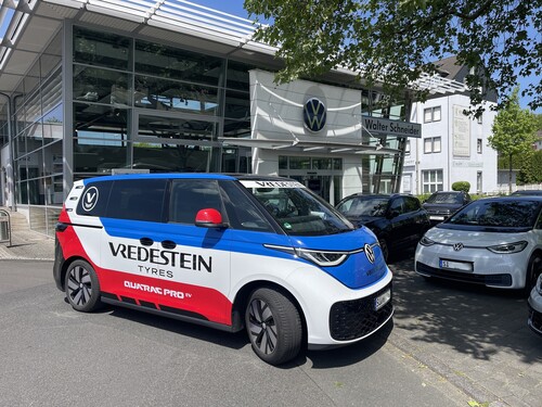 Der VW ID Buzz von Apollo Tyres beim Autohaus Schneider in Siegen.