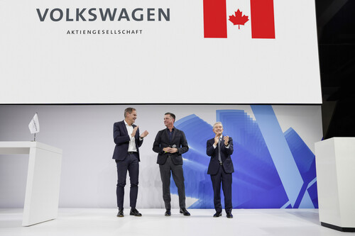 Der VW-Konzern wird in Kanada die erste Gigafabrik seines Batterie-Unternehmens Power-Co außerhalb Europas bauen (von links): Konzernchef Oliver Blume, Technikvorstand Thomas Schmall und Hon. François-Philippe Champagne, Minister für Innovation, Wissenschaft und Industrie.