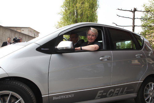 Die Bundesministerin für Bildung und Forschung, Prof. Dr. Annette Schavan, hat in Berlin für das Bundesministerium für Bildung und Forschung die erste Mercedes-Benz A-Klasse E-Cell übernommen.