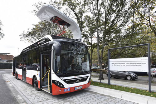 Die Hamburger Hochbahn setzt ab Dezember 2014 drei Volvo 7900 Electric Hybrid auf der Innovationslinie 109 ein. Die Fahrzeuge beziehen ihren Strom jedoch nicht aus der Oberleitung, sondern werden an speziellen Schnell-Lade-Terminals wieder aufgeladen.