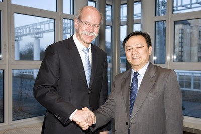 Dr. Dieter Zetsche, Vorstandsvorsitzender der Daimler AG und Leiter
Mercedes-Benz Cars sowie Wang Chuan-fu, Chairman und President von BYD Company Limited..