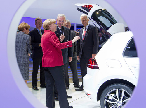 Dr. Martin Winterkorn, Volkswagen-Vorstandvorsitzender, präsentierte Bundeskanzlerin Angela Merkel auf der IAA den E-Golf.