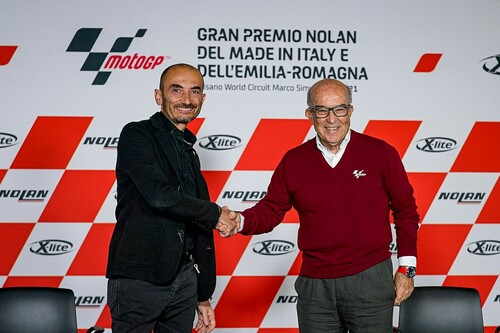 Ducati-Chef Claudio Domenicali (links) und Carmelo Ezpeleta, CEO von Dorna Sports, vereinbaren die Zusammenarbeit beim Moto-E-World-Cup.