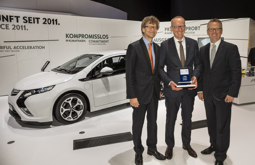 E-Car-Award für den Opel Ampera als bestes Gesamtkonzept unter den „ersten Evergreens“ der Elektromobilität: die Chefredakteure Bernd Wieland (links) und Olaf Schilling (rechts) mit Opel-Vorstandschef Karl-Thomas Neumann.