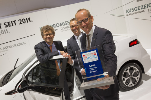 E-Car-Award für den Opel Ampera als bestes Gesamtkonzept unter den „ersten Evergreens“ der Elektromobilität (von links): die Chefredakteure Bernd Wieland und Olaf Schilling mit Opel-Vorstandschef Karl-Thomas Neumann.