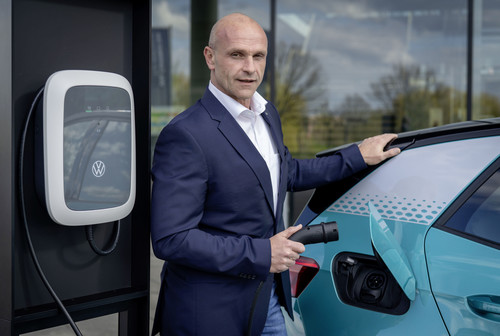 E-Mobilitäts-Vorstand Thomas Ulbrich am ID-Charger von Volkswagen.