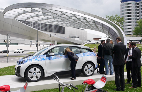 Eight-Solarladestation vor der BMW Welt.