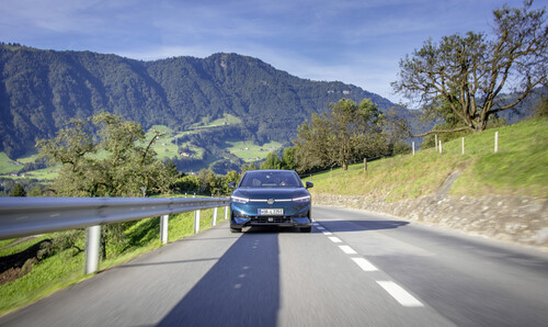 Ein achtköpfiges Fahrerteam legte in der Schweiz mit einem VW ID 7 Pro S mit einer Batterieladung 794 Kilometer zurück.