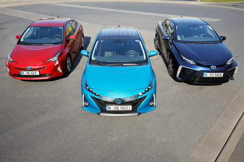 Elektrifizierte Toyota-Modelle (v.l.): Prius, Prius Plug-in Hybrid und das Brennstoffzellenauto Mirai.
