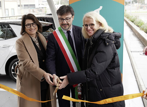 Elisabetta Ripa von Enel X Way und Eugenio Patanè, Stadtrat für Mobilität und Verkehr der Stadt Rom, sowie Elke Temme von der Volkswagen AG, eröffnen die esrte Ladestation von Ewiva in Rom.