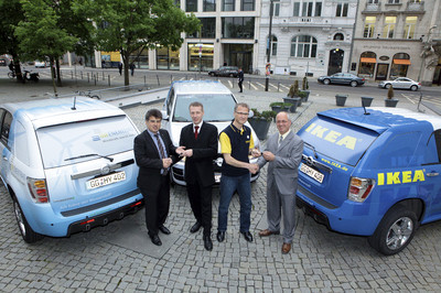 Enertrag-Vorstand Werner Diwald (2.v.li.) und Stephan Walther vom Ikea-Marketing in Berlin (2.v.r.), erhalten je einen Opel Hydrogen 4 von Uwe Berlinghoff (li.), Leiter der Opel-Repräsentanz Berlin, und von Gérard Planche, Leiter der Hydrogen 4-Markterprobung in Europa, übergeben .