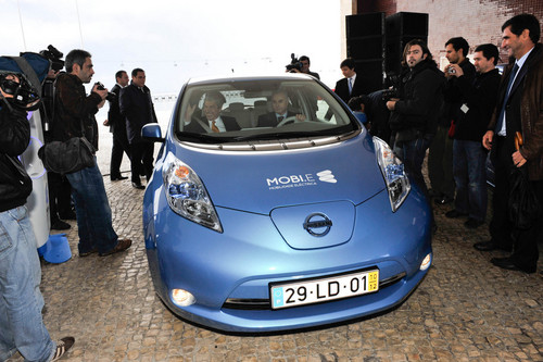 Erste Auslieferung des Nissan Leaf an Kunden in Portugal.