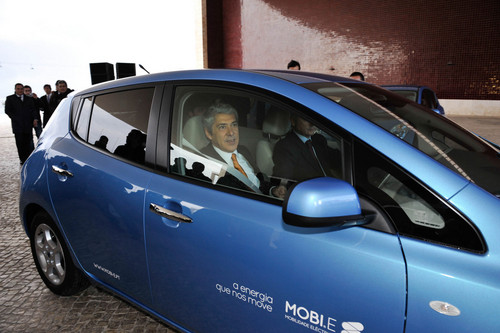 Erste Auslieferung des Nissan Leaf an Kunden in Portugal. José Sócrates nimmt Leaf entgegen.