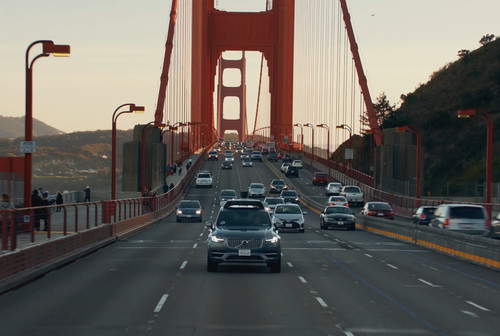 Fahren ohne Fahrer in den USA: Fahrerloeses Uber-Taxi auf der Golden Gate.