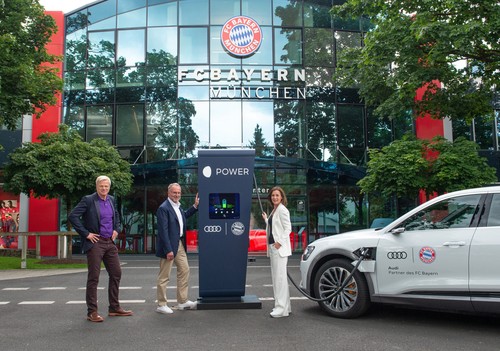 FC-Bayern-Vorstand Oliver Kahn, Cub-Chef Karl-Heinz Rummenigge und Audi-Vertriebsvorständin Hildegard Wortmann mit einer mobilen Schnellladesäule (v.l.). Sie steht symbolisch für den Start des Baus von Ladepunkte für den Audi e-Tron, dem Auto der Fußball-Profis für die Spielsaison 2020/21.