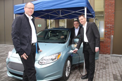 Ford Focus Electric für die HTW Saar (v.l.): Mchael Steuer (vorne links), Qualitätsleiter im Ford-Werk in Saarlouis, übergab das rein batterie-elektrisch betriebene Fahrzeug an Prof. Dr. Wolfram Seibert und Prof. Dr. Hans-Werner Groh.