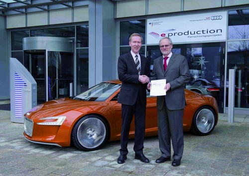 Frank Dreves, Audi-Vorstand Produktion (rechts) und Ministerialdirektor Prof. Dr. Wolf-Dieter Lukas (BMBF).