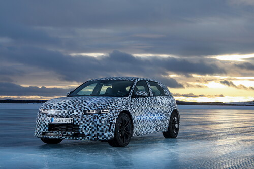 Getarnter Prototyp des Hyundai Ioniq 5 N bei winterlichen Testfahrten in Schweden.